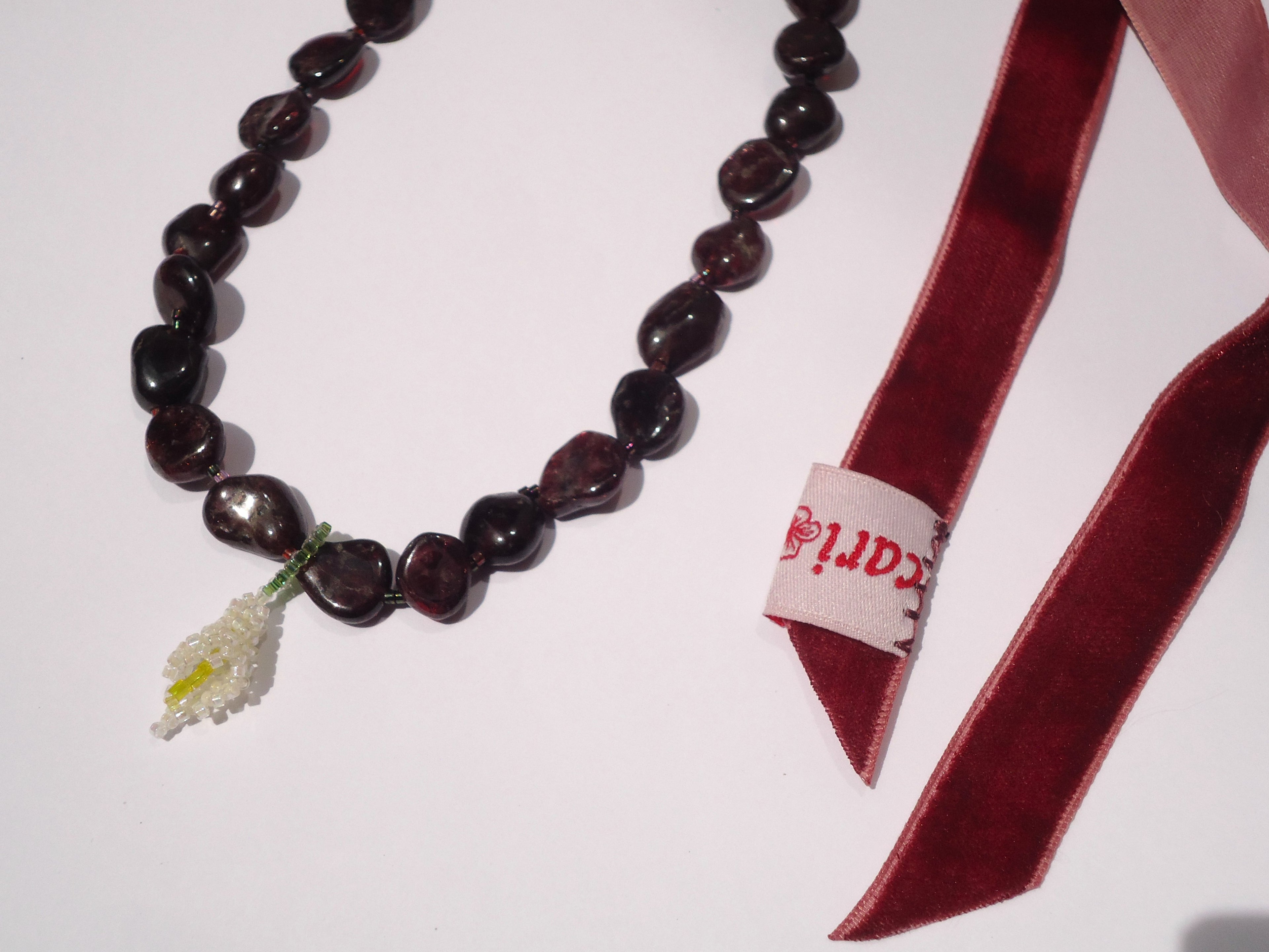Collar Cala y granate