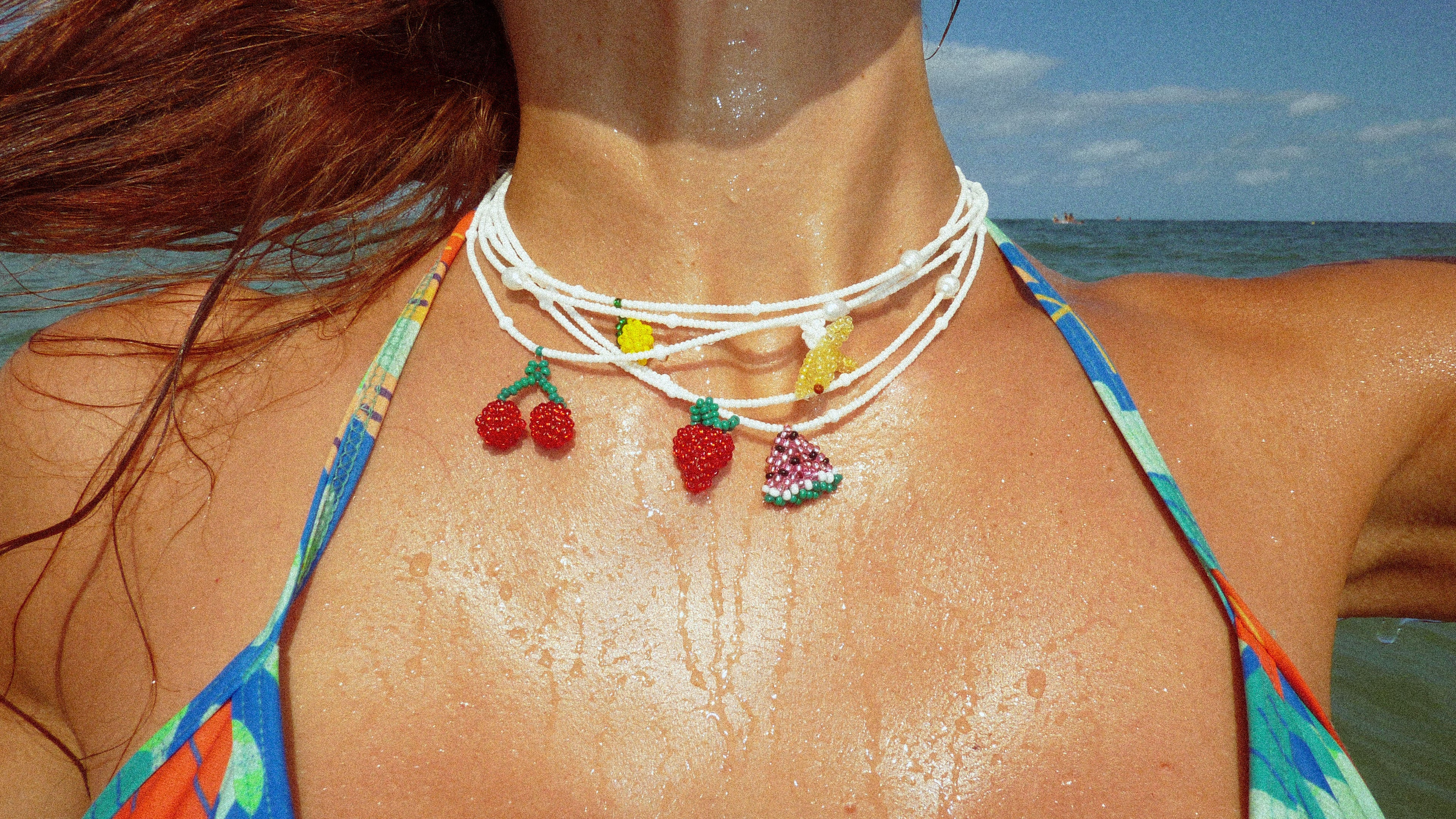 Collar blanco una fruta
