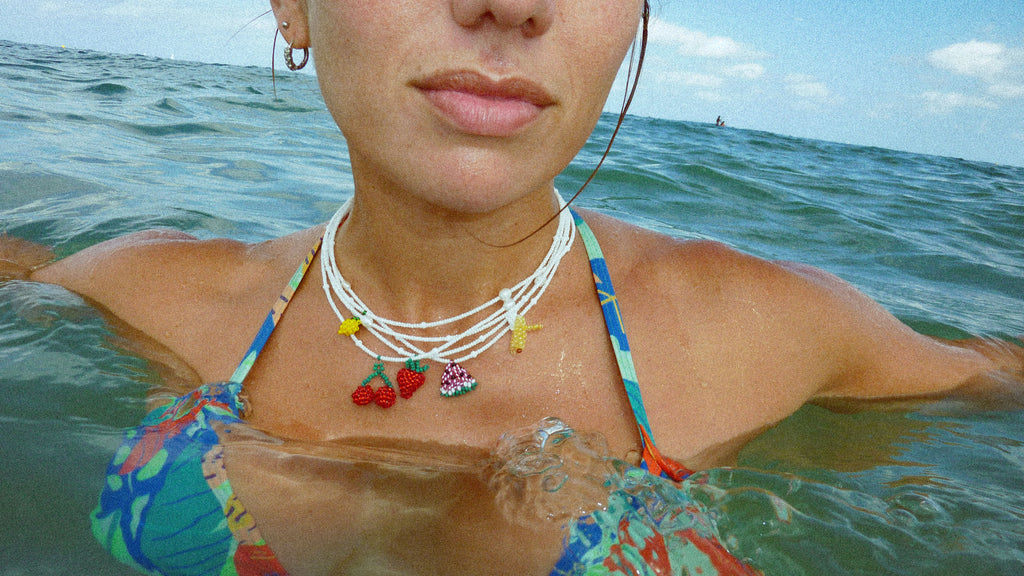 Collar blanco una fruta