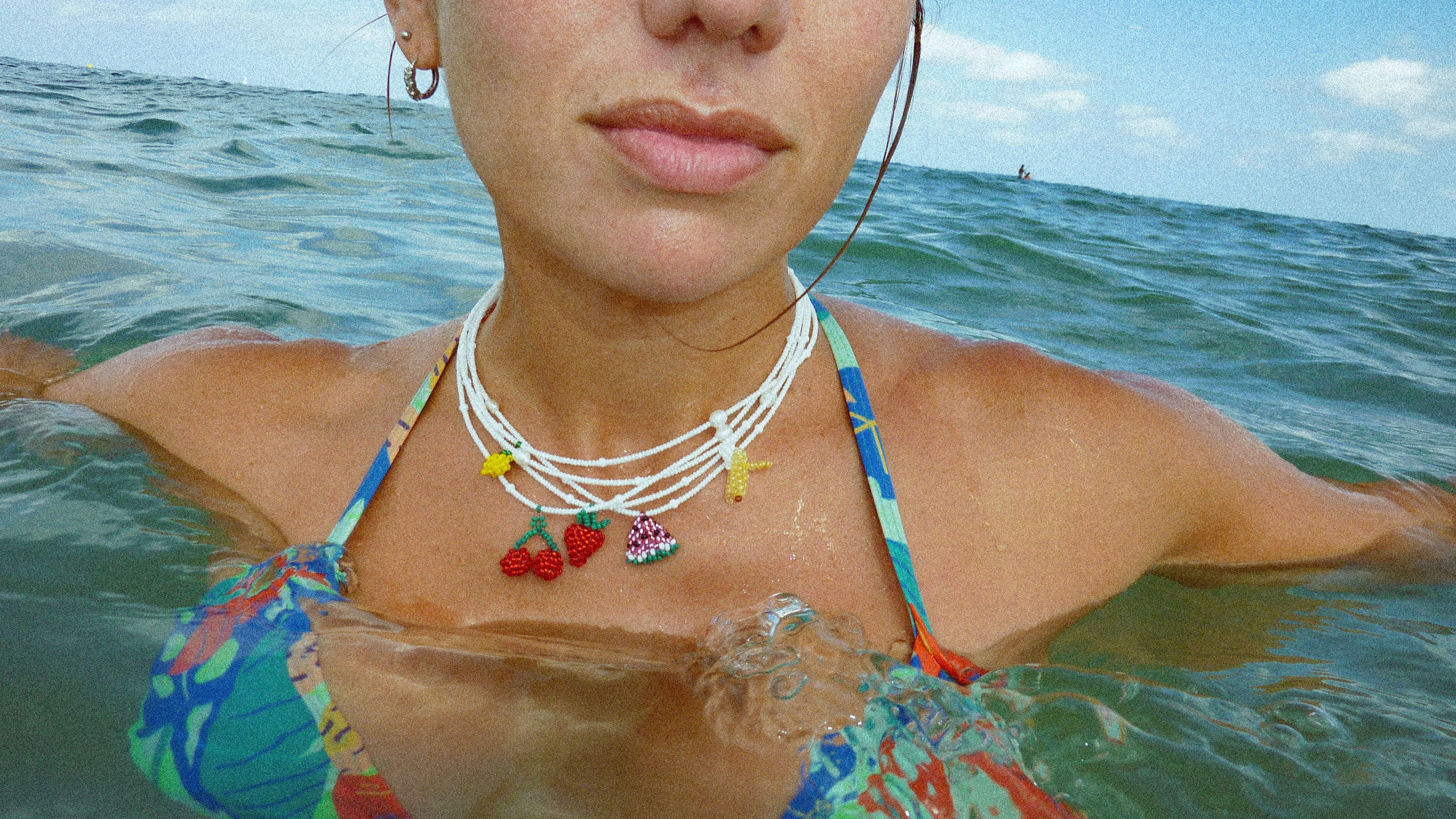 Collar blanco una fruta