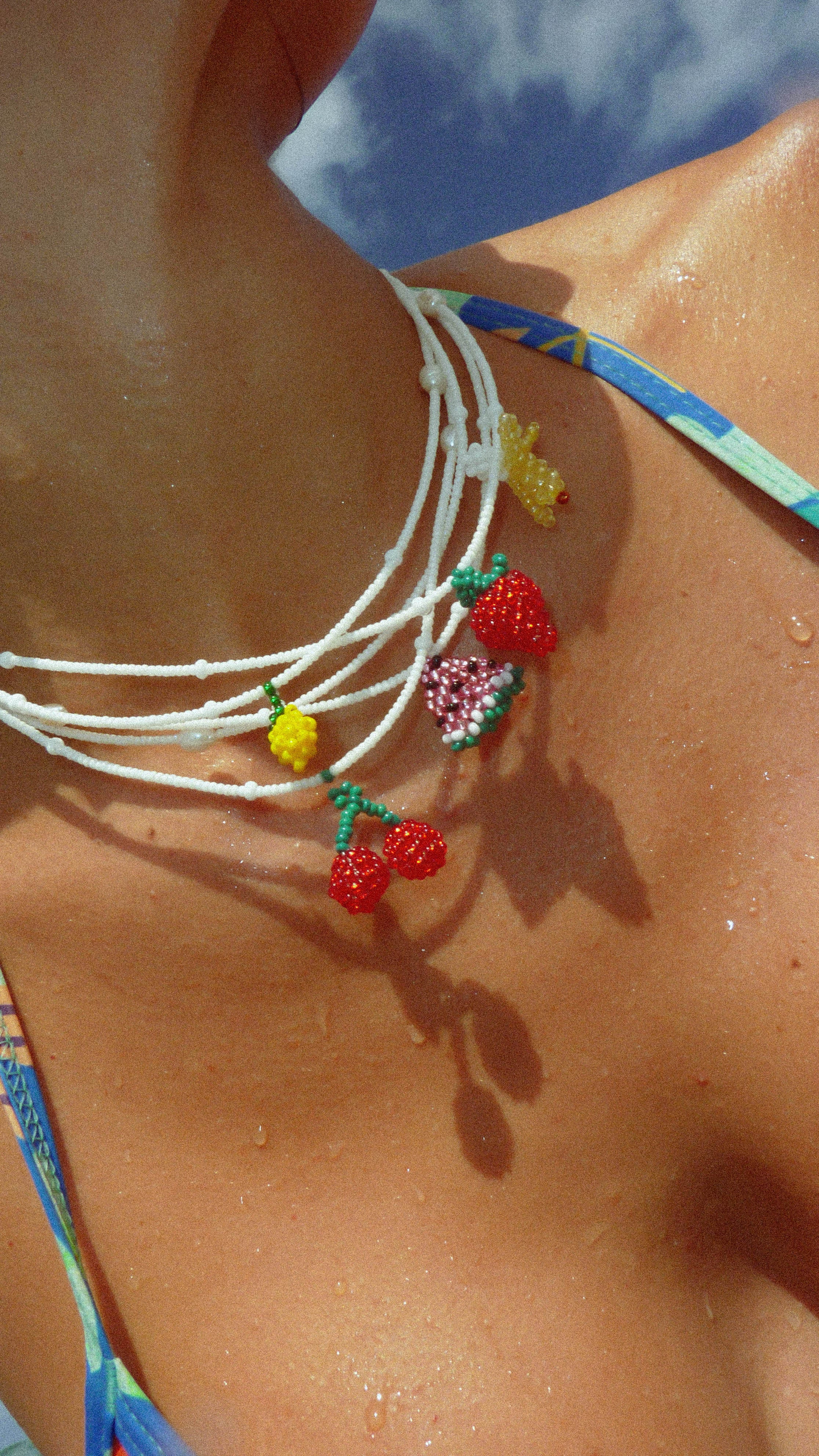 Collar blanco una fruta